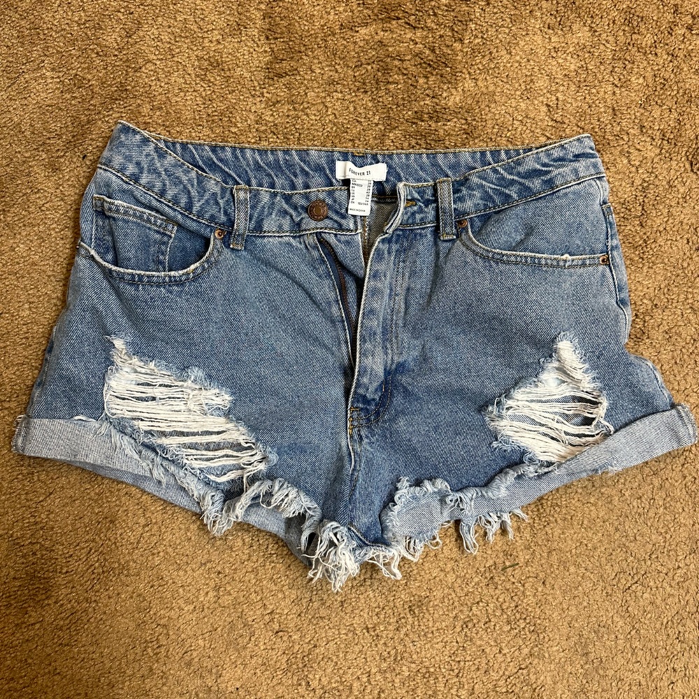 Jean shorts from forever 21. Regular use, in great condition. Size 29.